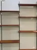 Tienda de ropa blanco y negro tira vertical de pilar A tienda de telefonía móvil estante de tira de tarjetas montado en la pared vitrina columna de escalera de doble orificio engrosada de tira vertical