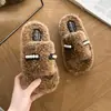Pantuflas esponjosas de suela gruesa con decoración de perlas para mujer, nuevo estilo otoño/invierno 2026, destalonadas, forradas de felpa, cálidas y cómodas para usar en exteriores