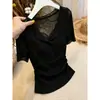 Camiseta Preta de Manga Curta com Decote em V e Renda Patchwork Estilo Desejo Puro para Mulheres, Design Fino de Verão, Corte Slim, Valoriza o Corpo, Top com Ombro Normal