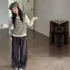 Conjunto de Colete Listrado para Meninas Outono 2026 Novo Estilo Roupas de Outono Infantis Estiloso para Meninas Grandes Roupa Leve de Outono Conjunto de Três Peças
