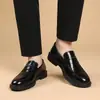 Sapatos casuais masculinos de couro, modelo novo, plus size, para todas as estações, mocassins slip-on em couro preto macio com solas macias, sapatos masculinos confortáveis