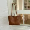 Bolsa de Mão Nova de Alta Qualidade com Textura Trançada Grande Capacidade Retro Simples Bolsa de Ombro Couro Macio Casual Versátil Bolsa Tote