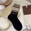 Meias Retrô de Outono Estilo Nórdico Fair Isle com Flocos de Neve para Mulheres, Meias de Cano Médio em Preto, Branco e Cinza, Simples e Versáteis, Meias Longas Estilo College