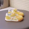 Sapatos de Bebê em Couro 2025 Modelo Novo de Outono para Meninos e Meninas Tênis Antiderrapante Solado Macio Sapatos de Bebê e Criança Pequena Sapatos Infantis