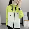 Roupas de Proteção Solar Femininas 2025 Novo Verão Patchwork com Proteção UV Jaqueta Solar para Mulheres Baixas, Respirável com Capuz Casaco de Pele