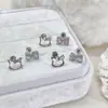Lindos y Compactos Aretes de Lazo Hello Kitty Completamente Incrustados con Diamantes, Diseño de Nicho Fresco y Dulce, Aretes Simples y Versátiles