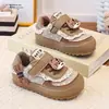 Tênis esportivos infantis, novos modelos de outono, tênis versáteis para meninas, sapatos casuais estilo coreano para meninas jovens, sapatos macios com sola para bebês