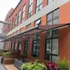 Toldo cantilever de aleación de aluminio para exteriores para villas, balcones y tiendas; toldo retráctil eléctrico para protección solar y de lluvia; personalizable con un logo