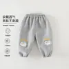 Suministro directo de fábrica de pantalones deportivos de dibujos animados de Clase A para niños y niñas, pantalones holgados de otoño, pantalones deportivos casuales suaves para niños pequeños