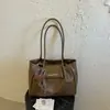 Bolso tote simple estilo coreano nuevo para otoño 2026, moderno y versátil, con una sensación de alta calidad, adecuado para ir al trabajo y se puede llevar debajo del brazo