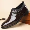 Venta al por mayor transfronteriza de zapatos de cuero de vestir para hombre de talla grande, con acabado brillante, diseño sin cordones y punta cuadrada estilo británico, perfectos para uso formal y como zapatos de boda para el novio