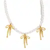 Moda Europeia e Americana Elegante Personalidade de Nicho Pingente Aço Inoxidável Banhado a Ouro 18K Pérola Artificial Pingente de Laço Colar Feminino