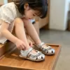 Zapatos de playa de princesa calados, sandalias de punta cerrada, nuevo estilo de bebé 2026, lazo para niñas, encaje de hada de verano, suela suave