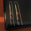 Aretes de plata bañada en oro de 14k con aguja, adornos de circonia y perla, que ofrecen un aspecto lujoso y sofisticado, y presentan un diseño único y elegante