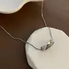 Collar de amor hueco de acero de titanio resistente a la decoloración para mujer, colgante de amor con diseño de nicho de lujo ligero, cadena de clavícula de temperamento versátil