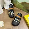 Nuevas sandalias de dedo caladas con diseño de mariposa azul para mujer, una opción de calzado de verano ligera y elegante, con suela antideslizante