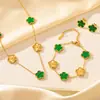 Set Retro de Flor de Cinco Pétalos Más Vendido Transfronterizo para Mujeres, Elegante y de Moda Collar de Acero de Titanio con Flor de Cinco Pétalos, Lujo Ligero y Que No Se Desvanece al por Mayor