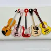 Nuevo Acrílico 2D Creativo Instrumento Musical Guitarra Simple Corazón Girly Ins Violín Llavero Colgante Transfronterizo