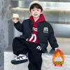 Conjunto de Otoño e Invierno para Niños 2026 Nuevo Ropa de Invierno para Niños Abrigo de Algodón Engrosado Pantalones de Algodón Sudadera de Primavera y Otoño para Bebé Conjunto de Tres Piezas Moderno