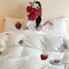 Ropa de cama de felpa de imitación de lana estilo fresco y dulce con bordado de fresa, totalmente mate, antiestática de terciopelo de leche, juego de tres/cuatro piezas