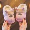Zapatos de algodón de invierno para niños 2024 nuevos de dibujos animados cálidos y antideslizantes para interiores y exteriores, zapatos de algodón peludos para bebés para niños y niñas