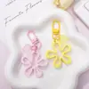 Llavero de resina con forma de corazón y flor, hebilla plana de colores, colgante floral de aleación vibrante, llavero premium al por mayor