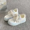 Zapatillas versátiles de nicho para mujer 2026 nuevos zapatos blancos de suela gruesa para primavera y otoño combinados con faldas mocasines lindos de oso