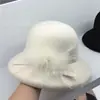 Novo Chapéu Pequeno de Lã Moldado Estilo Hepburn Outono e Inverno para Mulheres Chapéu de Moda Francês Retrô Elegante Decorado com Pena