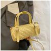 Bolsa Feminina Exquisita e Estilosa de Couro Macio 2025 Novo Estilo Moda Personalizada Versátil Bolsa de Mão Acolchoada Diamante Bolsa de Ombro Único Transversal