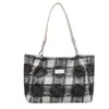 Bolsa de gran capacidad a cuadros bbao Explosiva bolsa para mujer 2023 otoño e invierno Nueva bolsa de mano con borde de lana para estudiantes universitarios