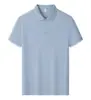 Camisa polo de seda de manga curta com um design simples e versátil, adequada para uso formal e casual, com logo estampado e bordado workwear