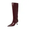 Botas de montar para mujer de cuero de grano superior repujado a mano, botas altas de caña larga, nuevo modelo de invierno, punta fina, tacón de aguja, botas altas hasta la rodilla para calzar