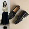 Mocasines con hebilla de rosa para mujer, zapatos de vestir sencillos estilo británico retro otoño 2026, slip-on versátiles para todas las estaciones, zapatos pequeños de cuero para mujer
