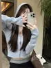 Elegante y suave, este suéter de manga larga con diseño de punto trenzado y cierre de cremallera es un cárdigan de punto corto adelgazante perfecto para el otoño.