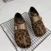 Sapatos casuais femininos de outono e inverno, quentes e preguiçosos, com design do mesmo estilo do blogueiro, bico dividido, estampa de leopardo, fivela de metal, estilo retrô