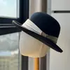 2026 Novo Chapéu de Pescador Elegante Estilo Hepburn Vintage com Tira para Mulheres, Aba Enrolada, À Prova de Frio, Quente, Emagrecimento Facial, Elegante