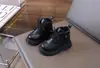 Botas de inverno infantis 2026 novo estilo para bebê, antiderrapantes, com sola macia, botas estilo Martin para meninos, com forro de fleece e botas de algodão espessadas e quentes