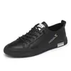 Tênis Brancos Masculinos, Sapatos Casuais Slip-On Bordados para Primavera e Outono, Tênis Esportivos de Calçar Facilmente, Novos Sapatos Masculinos da Moda
