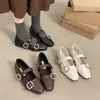 Sapatos Mary Jane Retro Aumentadores de Altura Estilo Francês para Mulheres, Novo Modelo Primavera 2026, Sapatilhas de Cetim com Tira Única e Bico Baixo com Strass