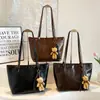 2026 Verão Couro Oleado Cera Retrô Bolsa Tote Feminina Grande Capacidade Superfície Macia Para o Trabalho Ombro Único Bolsa de Compras Pingente Atacado