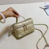Nova Coleção Outono/Inverno 2026: Bolsa de mão de alta qualidade com padrão de diamante para mulheres, apresentando um adorno de bola dourada em formato de coração, uma alça de corrente e projetada como uma bolsa de ombro ou bolsa transversal.