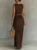 Vestido de cetim sem mangas com decote canoa e cinto para marcar a cintura, apresentando um design plissado com fenda e uma silhueta longa para um look elegante e sofisticado