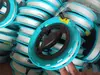 La pequeña rueda roja de plástico para cometa también se puede usar para flotar en el cielo. El globo de pulpo para muñeca está disponible en muchas especificaciones y es práctico