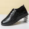 Novos Sapatos Femininos Transfronteiriços, Sapatos de Couro Vazados Respiráveis, Confortáveis e Frescos no Verão, Sapatos Casuais Versáteis Slip-On para Mulheres, Sapatos de Mãe
