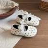 Sapatos de couro infantis 2026 novo modelo de verão para meninas, sapatos de princesa prateados elegantes, sola macia antiderrapante, sapatos de dança de performance
