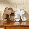 Nuevas pantuflas de baño de verano, pantuflas de hotel portátiles para mujer, para uso en casa, con una sensación cómoda, antideslizantes, estilo popular, sandalias de baño para niñas