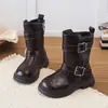 Botas de Couro da Moda para Crianças 2026 Outono/Inverno Novo Estilo Botas de Motociclista Pretas com Fivela para Meninas Estilo Coreano Botas Versáteis de Cano Médio