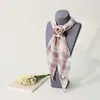 Bufanda de gasa con forma de diamante para mujer, estilo coreano, estampado a cuadros, bufanda larga para el cuello con hebilla de bufanda de flor de rosa tridimensional, cinta elegante