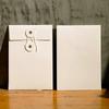 Sobre de papel Kraft para guardar postales, diseño retro, sencillo, con hebilla en blanco y logotipo personalizable, disponible transfronterizamente.