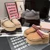 Pantuflas de plataforma estilo étnico con suelas gruesas, forradas de felpa para el invierno, con diseño de punta cerrada, adecuadas para usar en exteriores, con bordado retro y detalles esponjosos, y hechas de algodón